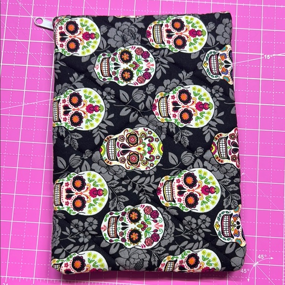 Colorful Skull Patterned Pouch - Picture 4 of 5